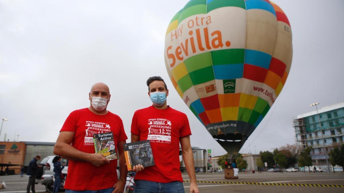 Sevilla se promociona en Córdoba con un globo aerostático y ofrece ascensos gratuitos