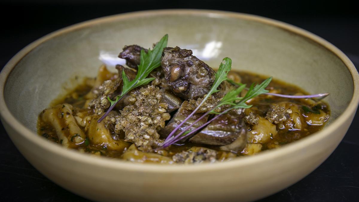 El pichón con tripa de bacalao y 'fajol' crujiente.