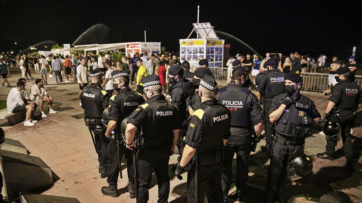 L’ADF Gavarres Marítima traient restes de la macrofesta. | POLICIA PALAFRUGELL