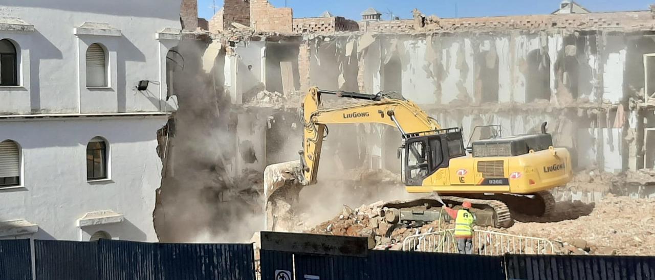 Trabajos de demolición en la Casa de la Madre, en el Palacio de Godoy en Cáceres.