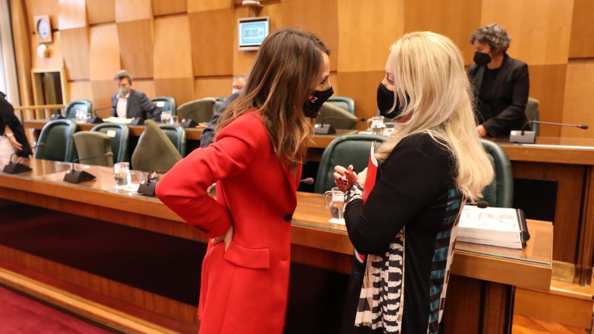 La concejala de Hacienda, María Navarro, junto a la socialista Ros Cihuelo.