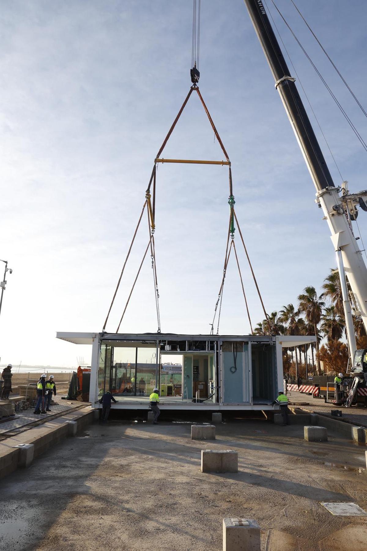 Así ha sido la instalación chiringuitos modulares de la Malva-rosa Así ha sido la instalación chiringuitos modulares de la Malva-rosa