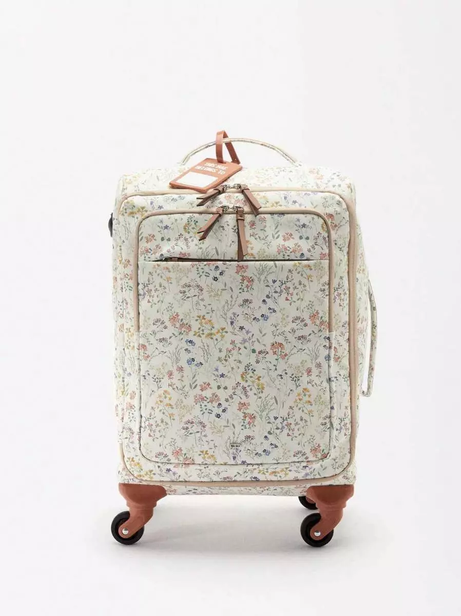 ¡Viaja con estilo y sin facturar! Parfois rebaja 5 maletas y mochilas de cabina 8 Moncloa Lo esencial para viajar con comodidad y estilo está aquí: descubre las mejores maletas y mochilas de cabina en rebajas de Parfois