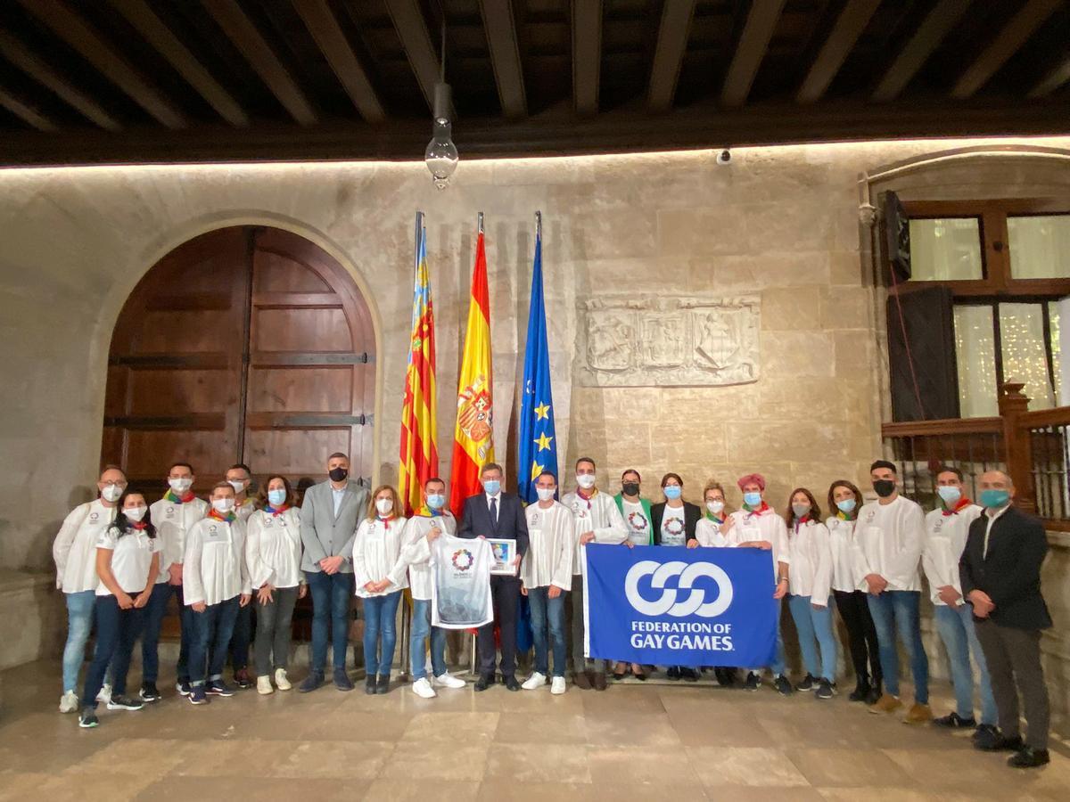 Ximo Puig, con los representantes de la candidatura valenciana que ha traído los Gay Games 2026 a València