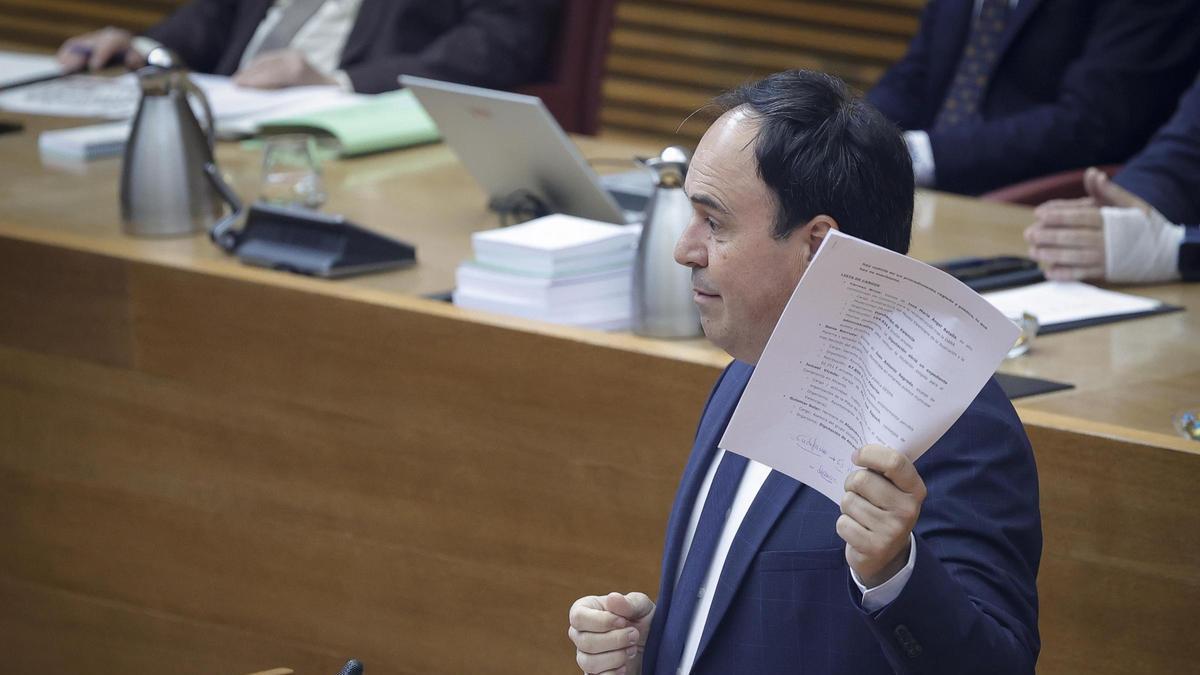 Juanfran Pérez Llorca muestra un folio durante su comparecencia ante las Corts, este jueves. / José Cuéllar/Corts