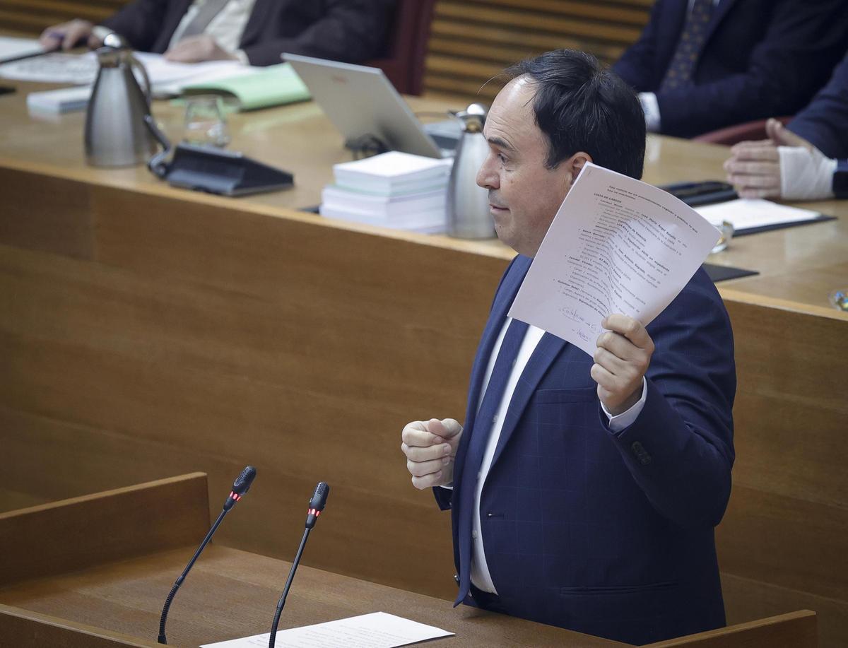 Juanfran Pérez Llorca muestra un folio durante su comparecencia ante las Corts, este jueves.