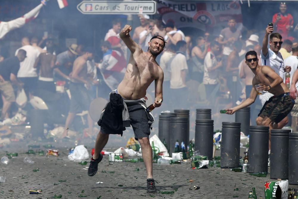 Enfrentamientos entre "hooligans" y la Policía de Marsella