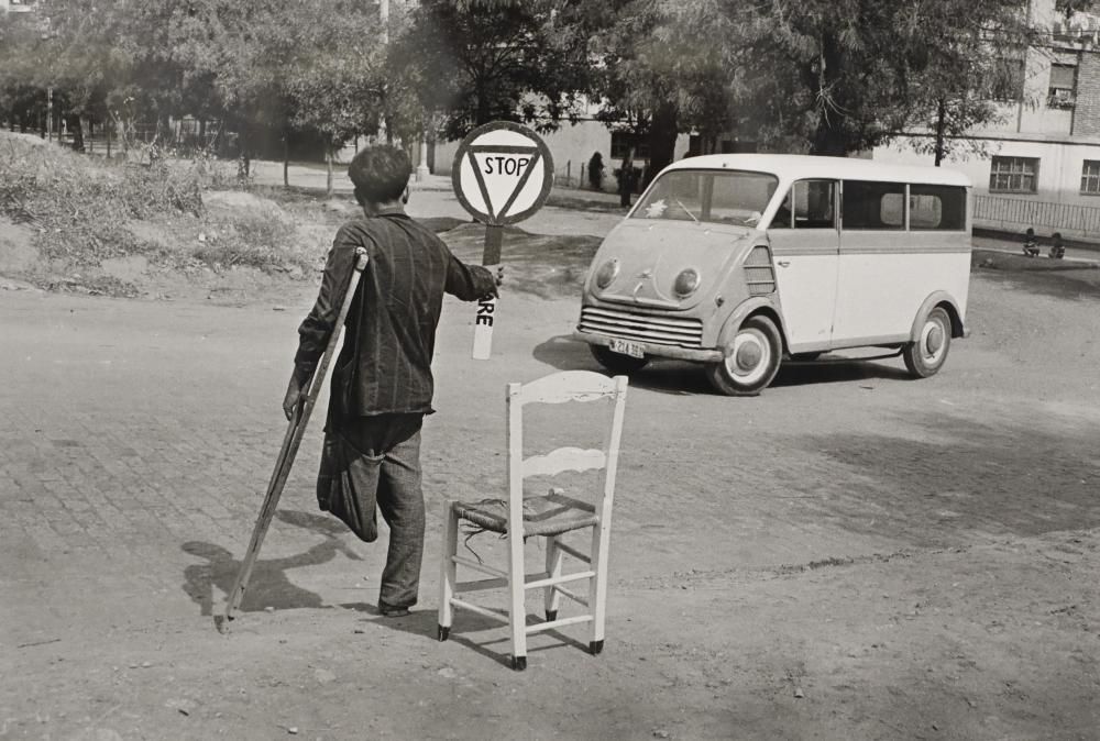 Salustiano Benavente Traviño dirigeix el trànsit al mateix encreuament on va perdre la cama en un accident als dos anys (Madrid, 1964)