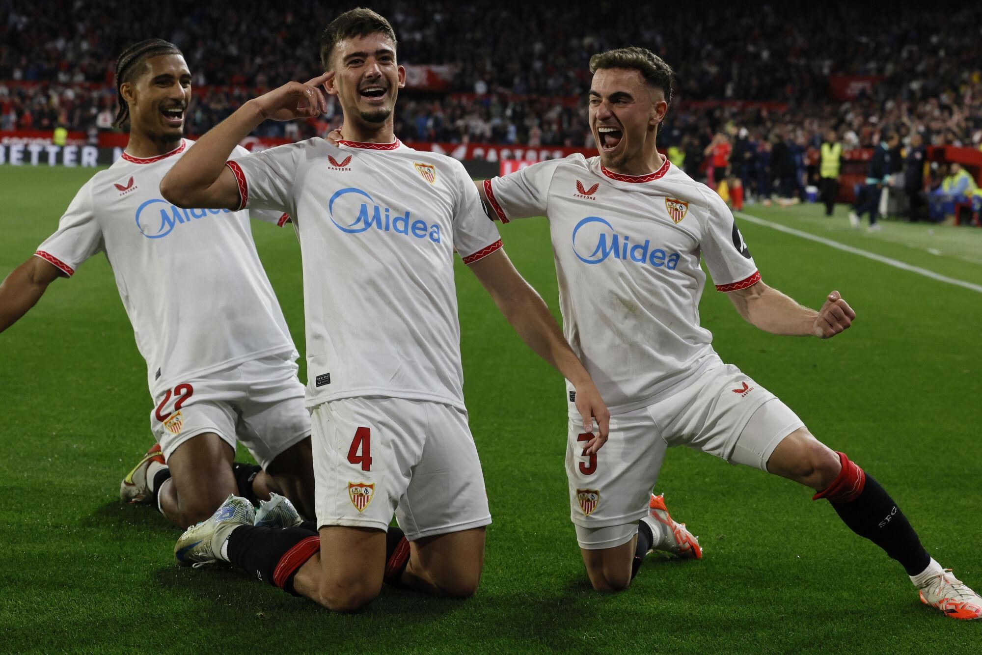 SEVILLA, 24/2/2025.- El defensa del Sevilla Kike Salas (c) celebra su gol durante el partido de LaLiga que Sevilla FC y RCD Mallorca disputan este lunes en el estadio Ramón Sánchez-Pizjuán. EFE/José Manuel Vidal