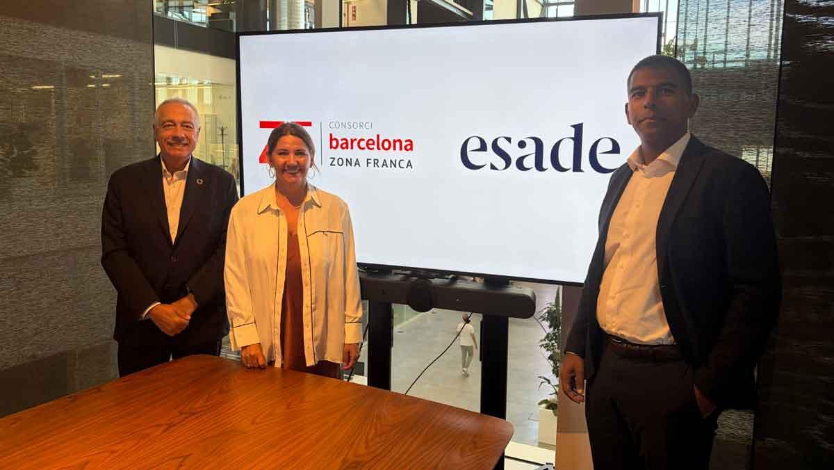 Pere Navarro, Blanca Sorigué i Daniel Traça, després de la signatura del conveni de col·laboració entre el CZFB i Esade.