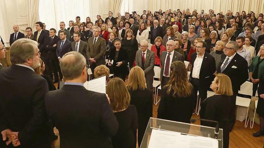 En primera fila, desde la dcha., la decana de abogados, cinco de los homenajeados, el conselleiro de Vicepresidencia, el alcalde, el juez decano, el fiscal jefe de Pontevedra, el delegado de la Xunta, el concejal de Seguridad y el de Hacienda. // José Lores