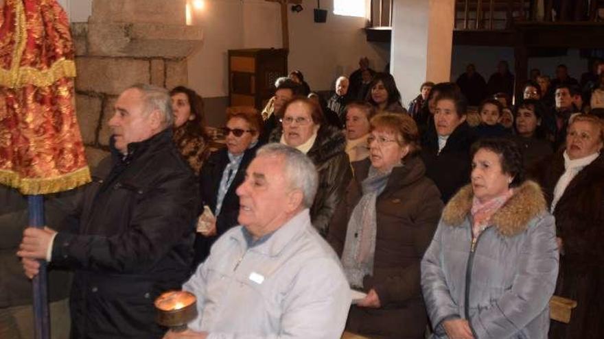 Vecinos de San Vicente durante los oficios religiosos.