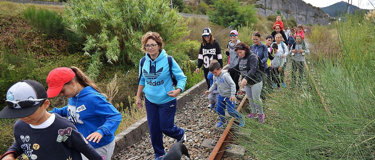 Una marcha vecinal para reclamar la vía verde en el viejo trazado ferroviario de Pontesampaio, en el año 2017. |   // GUSTAVO SANTOS