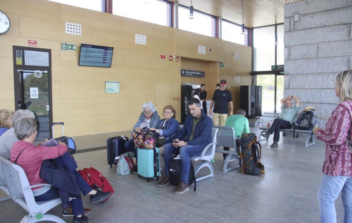 Usuarios ayer en la estación del AVE. | A. S.