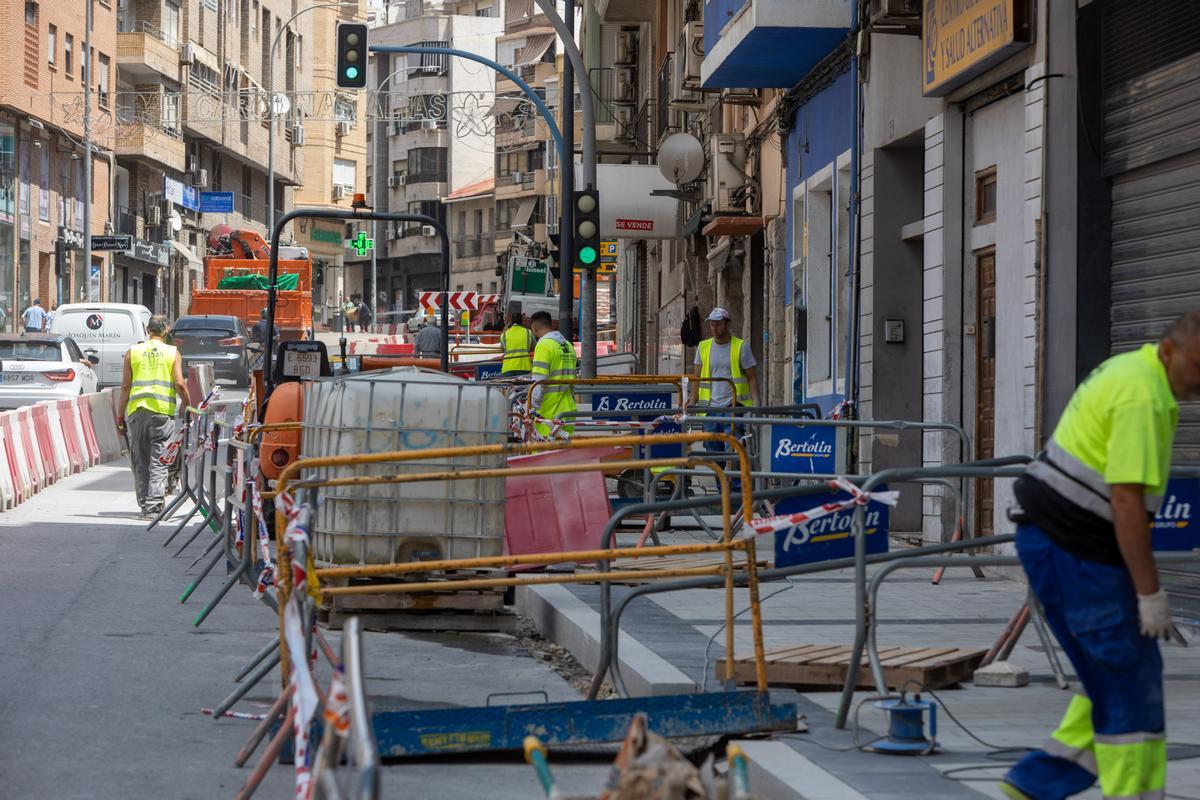 Este lunes han acudido numerosos trabajadores a la actuación, a diferencia de los días anteriores.