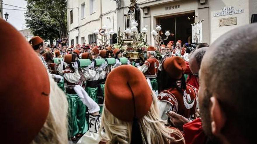 Miles de festeros abrieron el paso en el traslado del santo de los Moros y Cristianos de Elda desde su ermita hasta la iglesia de Santa Ana.