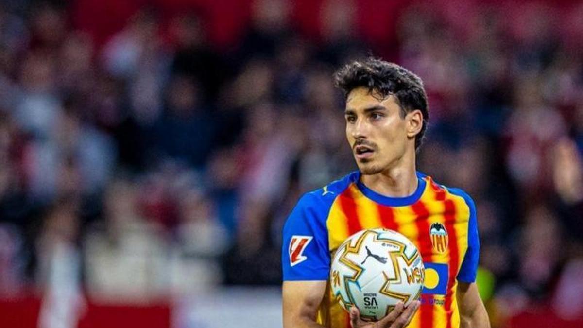 André Almeida en un partido con el Valencia CF