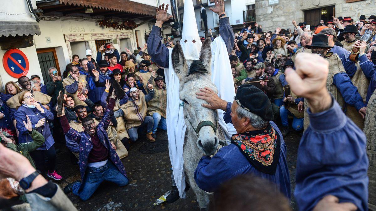 ‘Festejando’ con el burro en una imagen de archivo del Pero Palo.