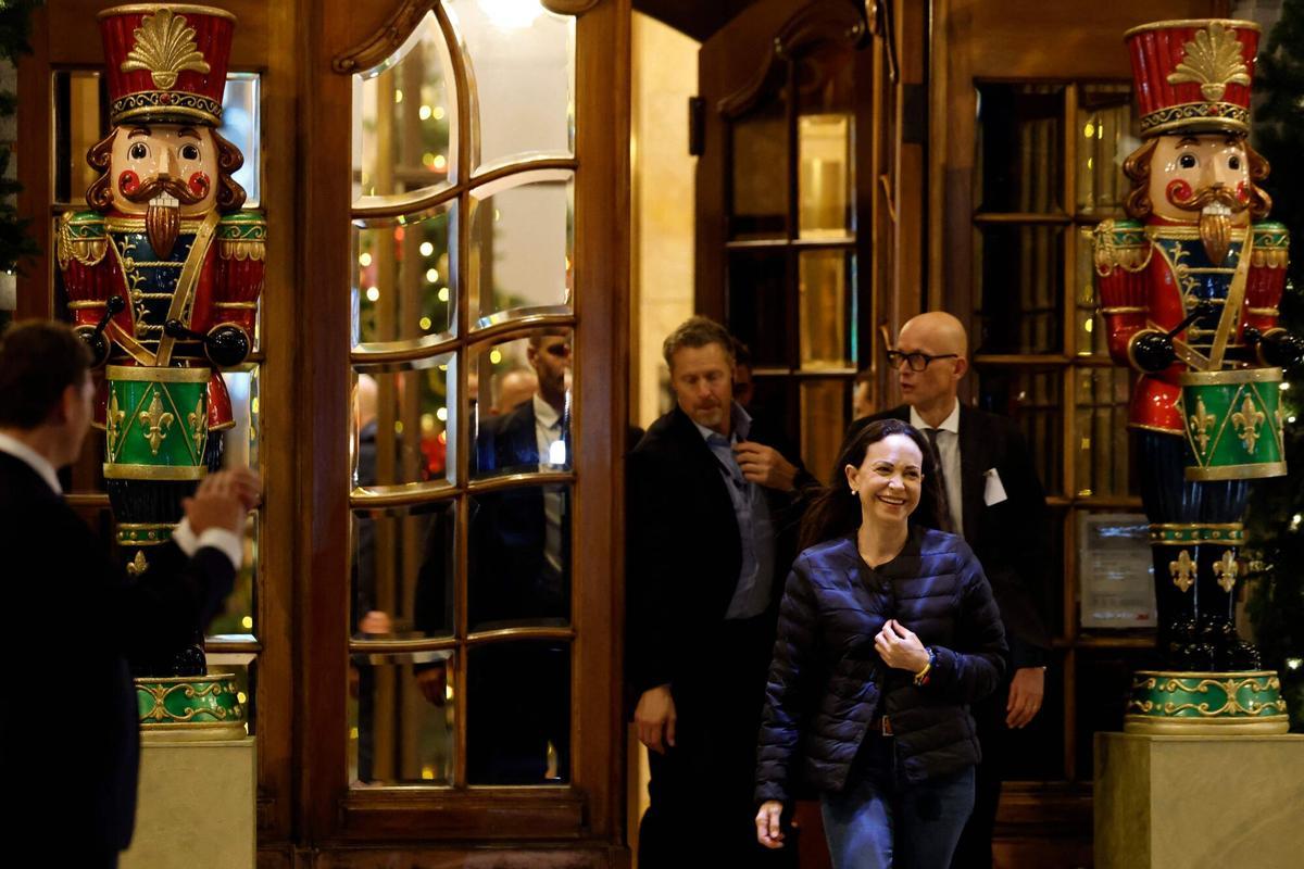La premio Nobel de la paz, Maria Corina Machado, saluda a los partidarios reunidos fuera del Gran Hotel en Oslo, Noruega, a principios del 11 de diciembre de 2025. Machado llegó a Oslo horas después de que el premio de la líder de la oposición venezolana fuera recogido en su nombre por su hija. (Foto de Odd ANDERSEN / AFP)