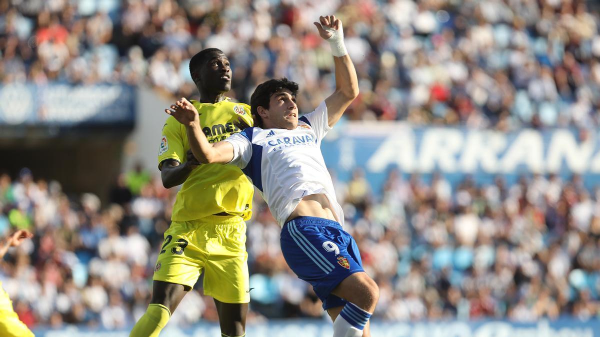 Iván Azón salta a por un balón durante el partido ante el Villarreal B.