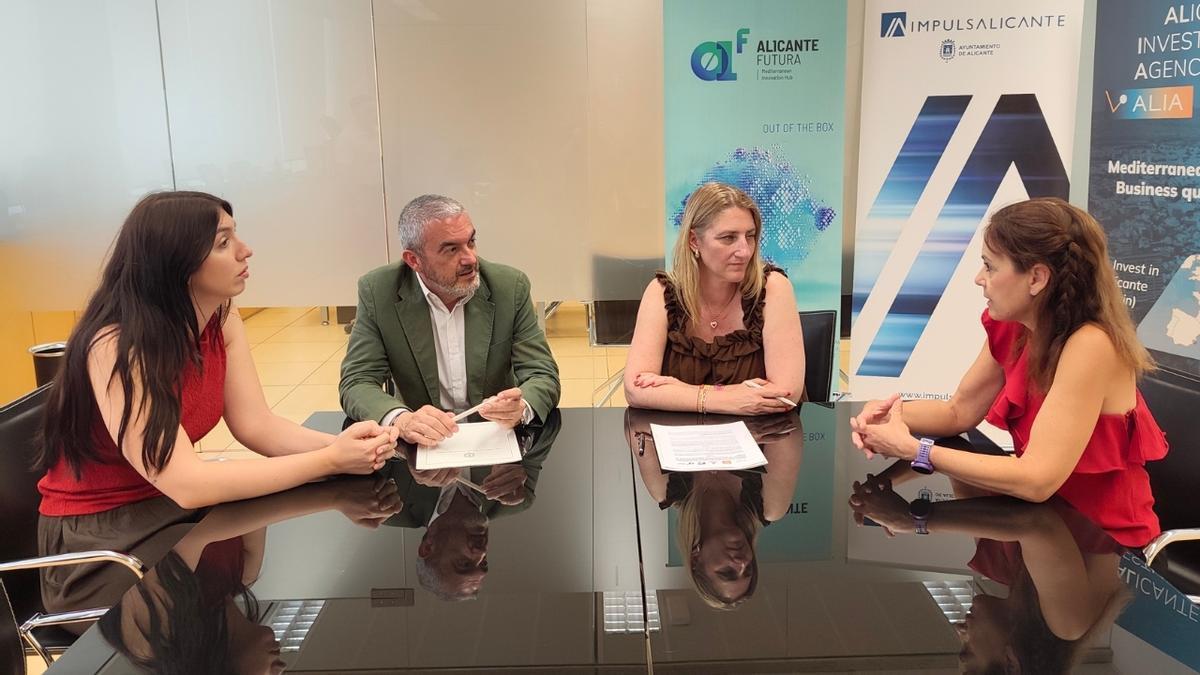 Representantes del CEEI Elche y el Ayuntamiento de Alicante en la firma del convenio.