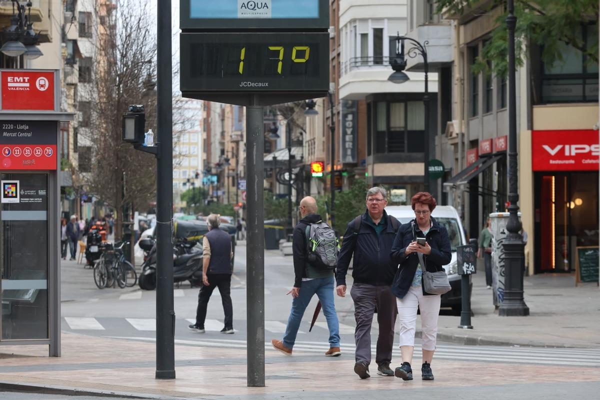 Mañana gris de nubes y lluvia en València en la víspera de San Vicente Ferrer