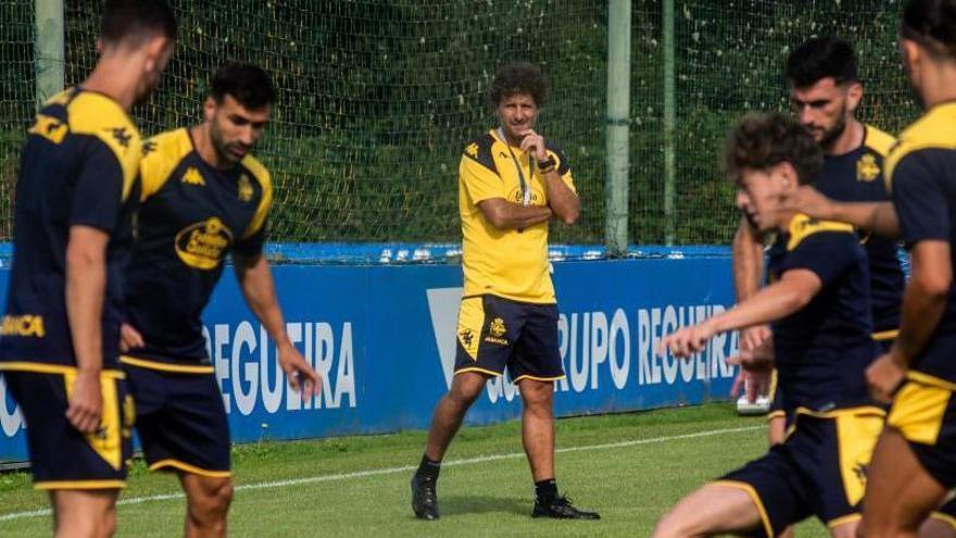 Imanol Idiakez observa a los jugadores durante un entrenamiento en la ciudad deportiva. |  // CASTELEIRO / ROLLER AGENCIA