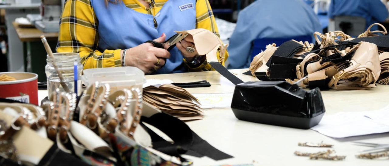 Los eldenses se muestran preocupados ante el cierre de diez empresas en cuatro meses.