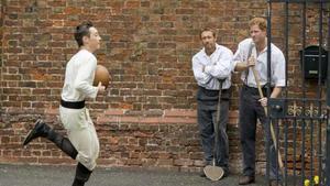 Jonny Wilkinson y el príncipe Harry observan la carrera de un figurante que personifica a William Webb Ellis