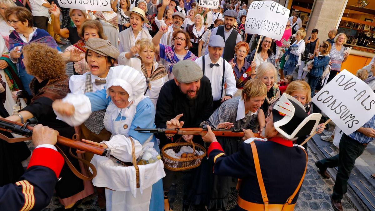 Recreación de la manifestación obrera contra el impuesto de "los consumos" en la Semana Modernista de Alcoy.