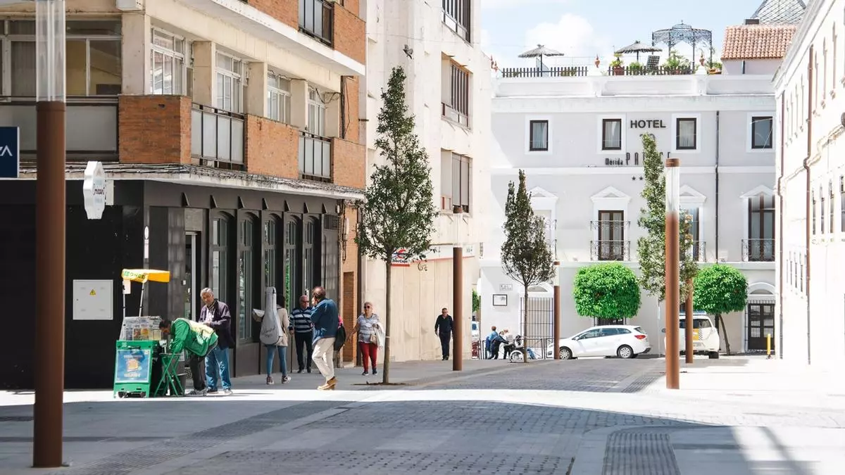 Amaro promete la reapertura al tráfico de la calle Félix Valverde Lillo de Mérida