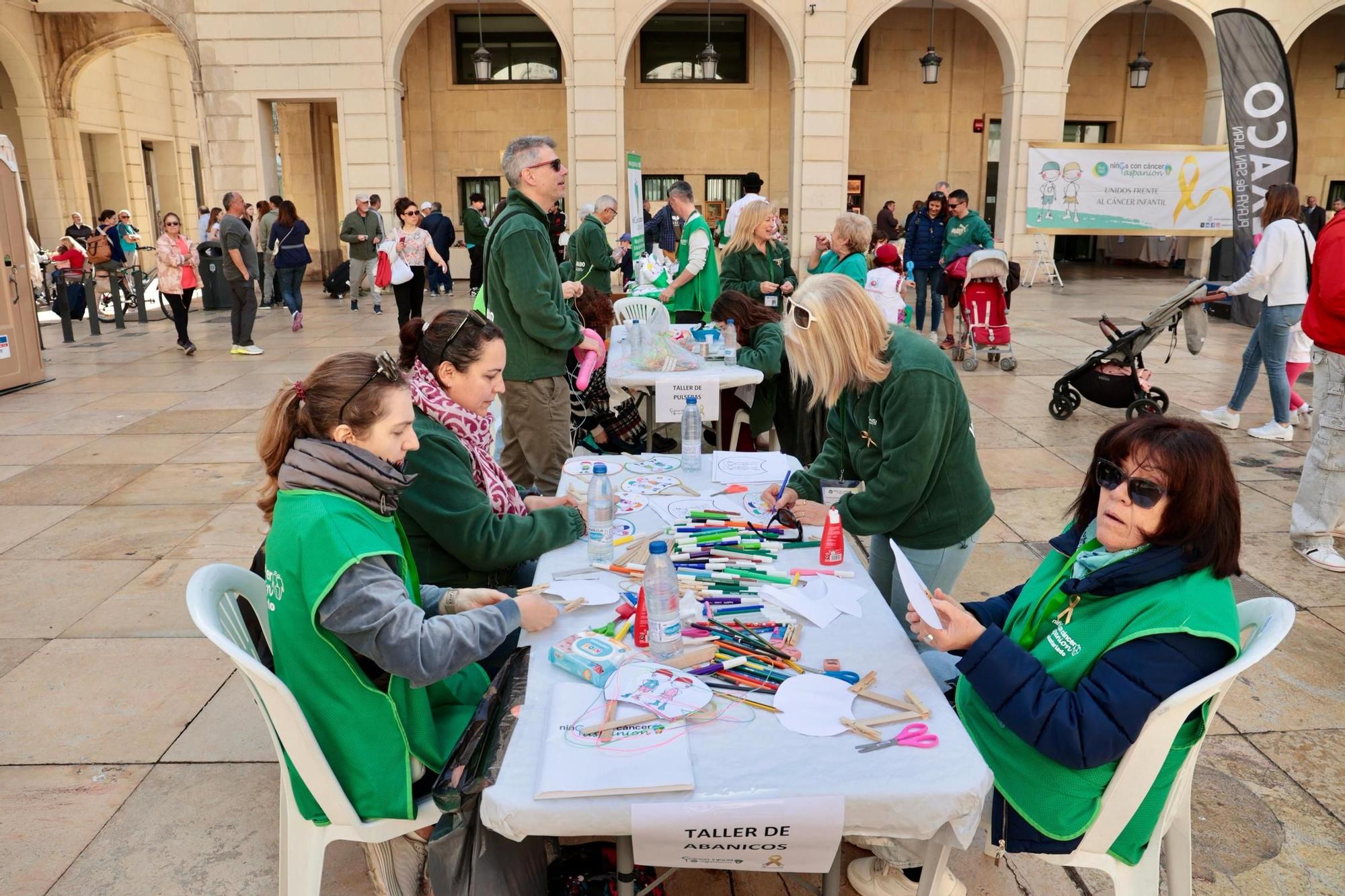 Así se celebra el Día Internacional contra el Cáncer Infantil en la Plaza del Ayuntamiento
