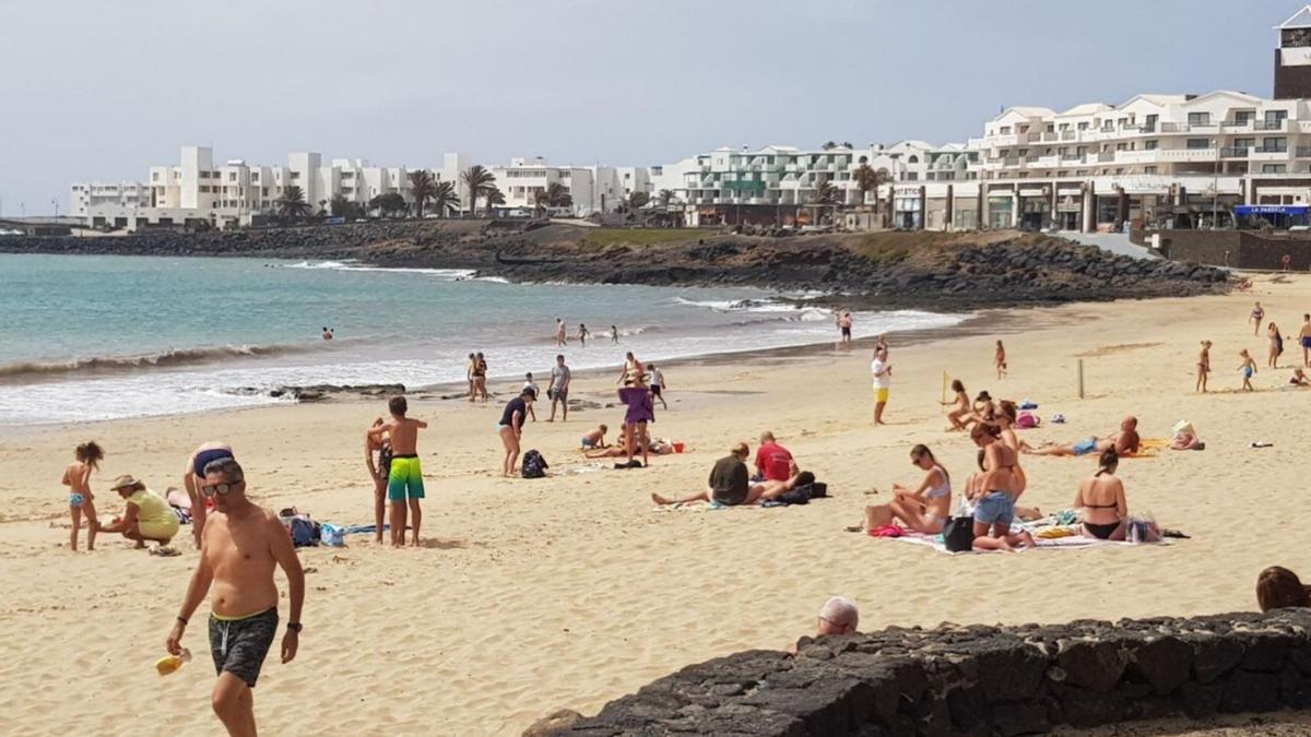 Playa de Las Cucharas, en la localidad turística de Costa Teguise (Lanzarote), en una foto de archivo.