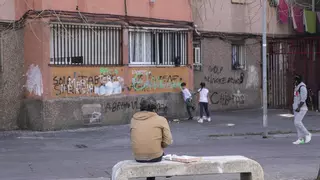 Los Mossos desconectan del suministro eléctrico un bloque entero del barrio de Sant Roc de Badalona que tenía la luz pinchada