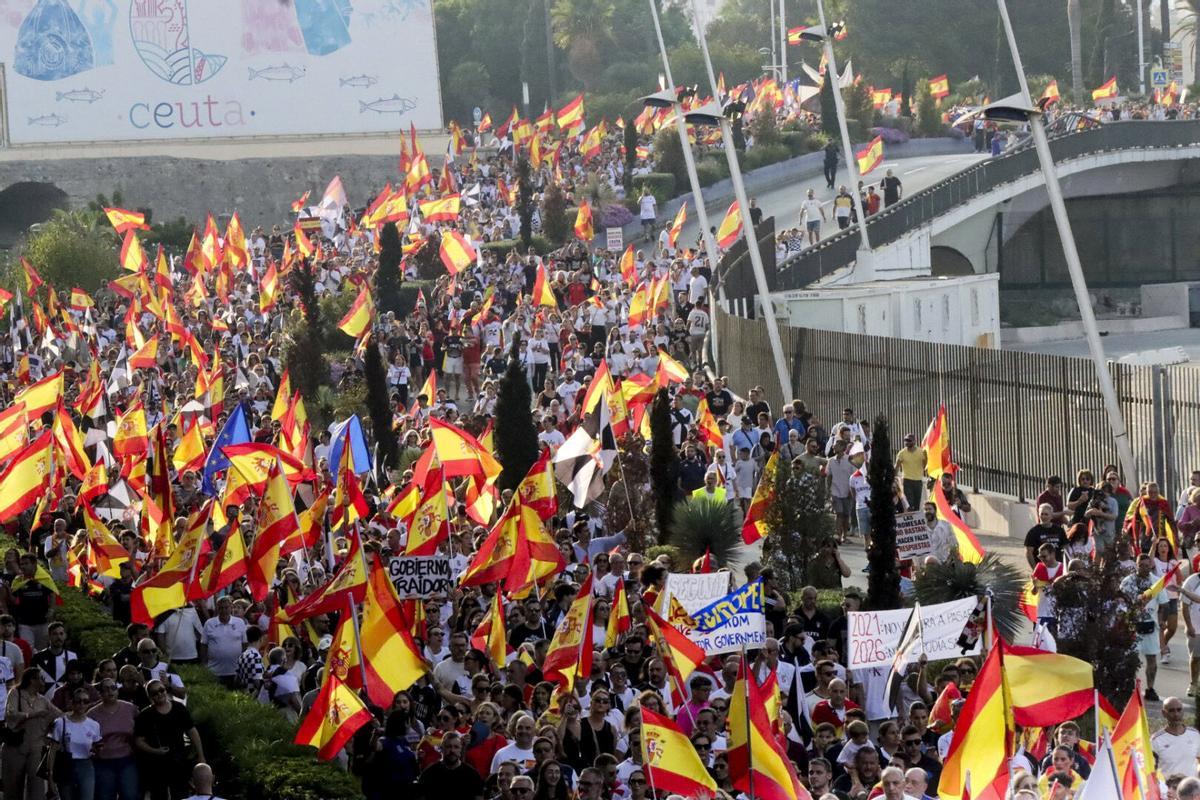 Asistentes a la manifestación con motivo del Día de Ceuta, convocada este miércoles ante todos los ayuntamientos de España. Asistentes a la manifestación con motivo del Día de Ceuta, convocada este miércoles ante todos los ayuntamientos de España.