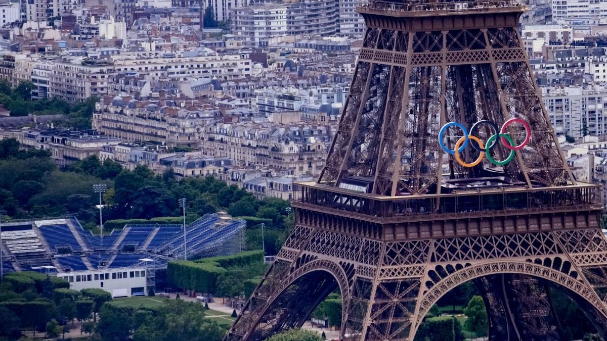 Los anillos olímpicos, en la Torre Eiffel