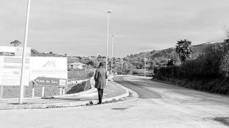 La acera de Cue, a la altura del cruce hacia la playa de Toró.