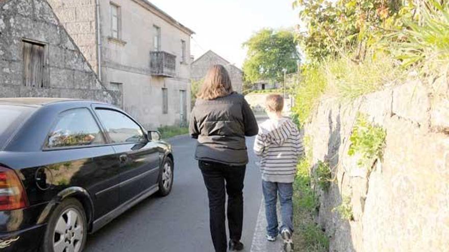 Caminar por el vial que sube desde Salcedo a Figueirido conlleva peligro al no haber arcén.