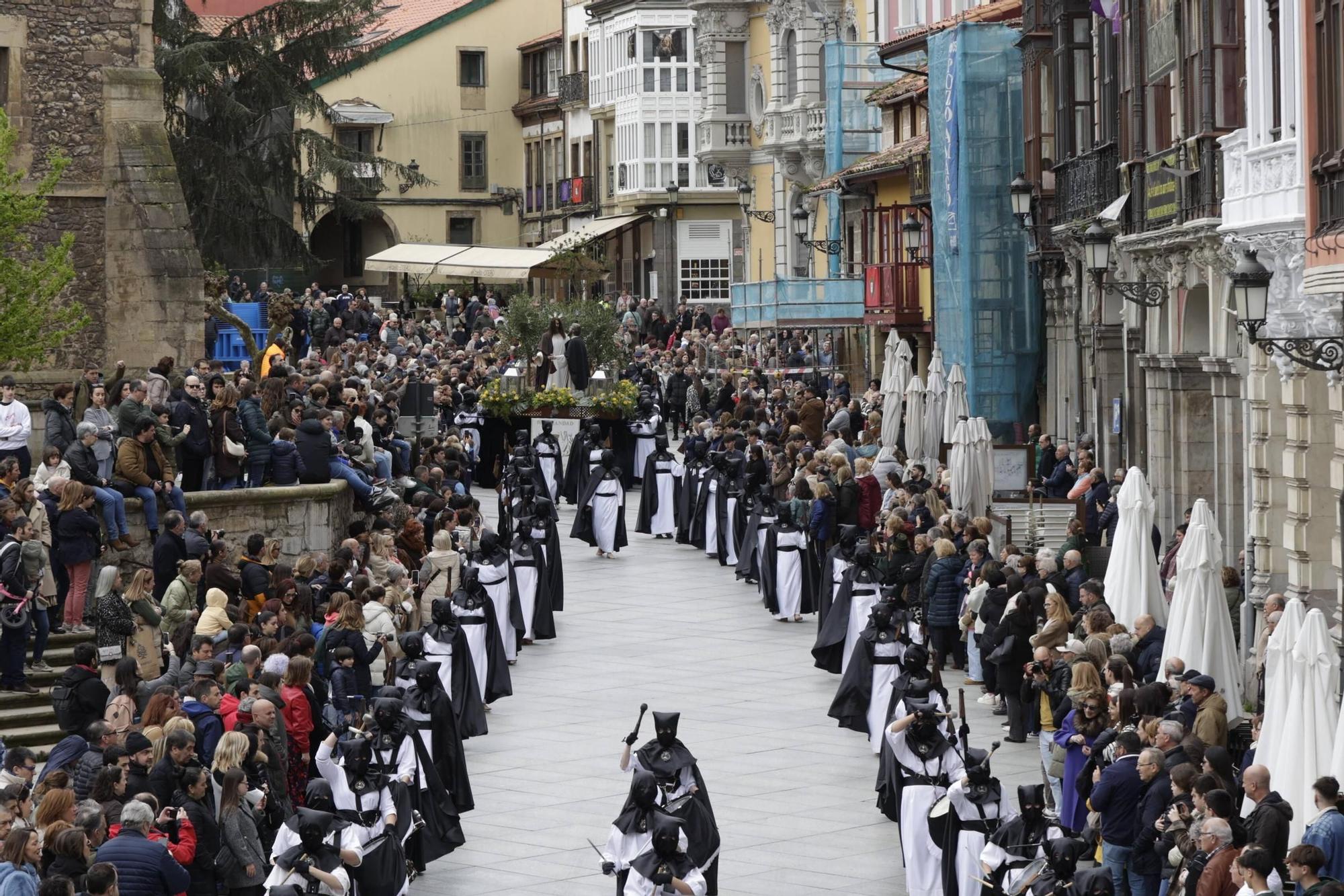 EN IMÁGENES: laprocesión del Beso de Judas en Avilés