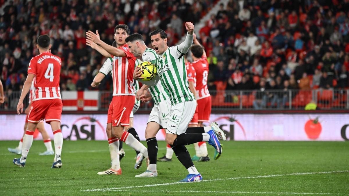 Sergi Guardiola celebra el gol de Diego Percan en el Almería-Córdoba CF.