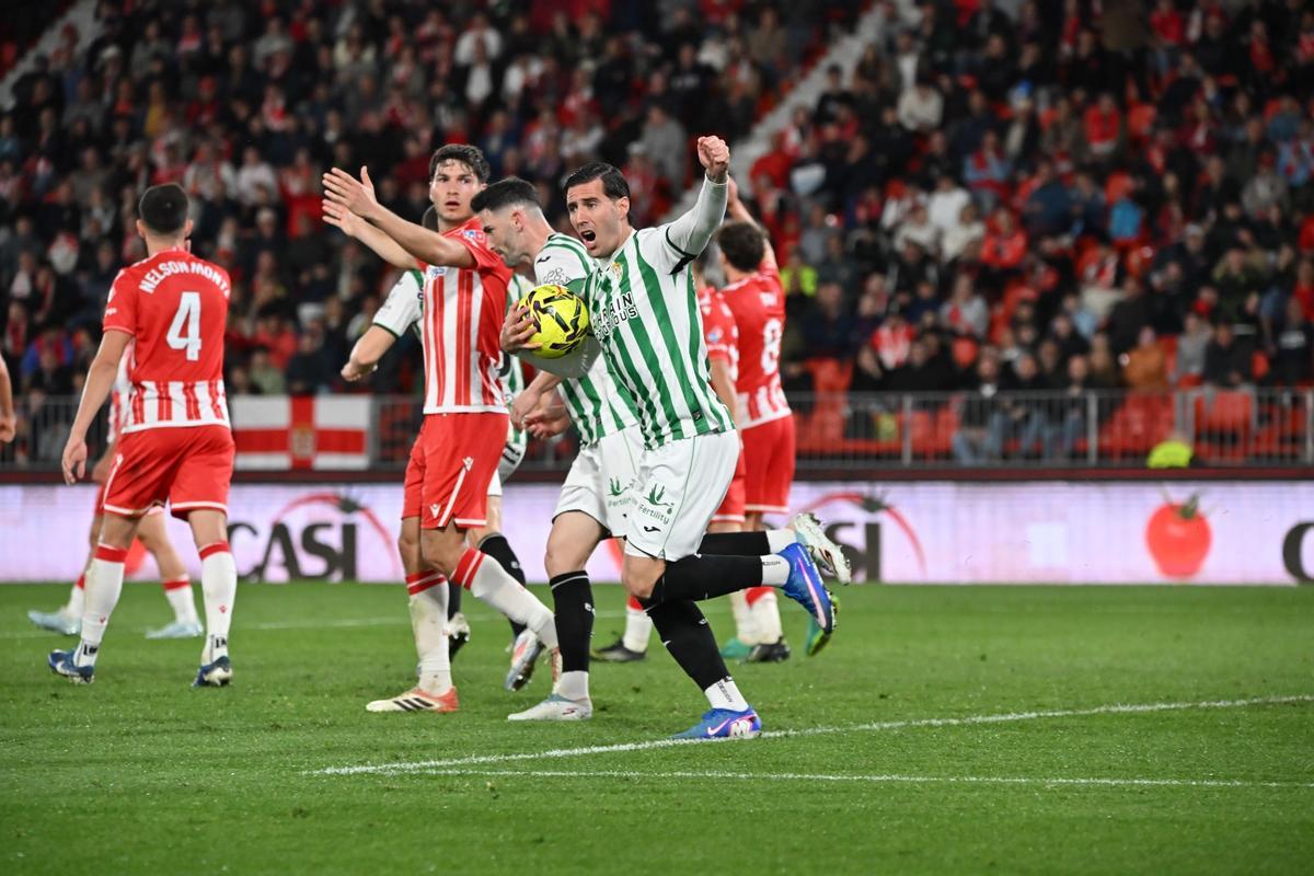 Sergi Guardiola celebra el gol de Diego Percan en el Almería-Córdoba CF.