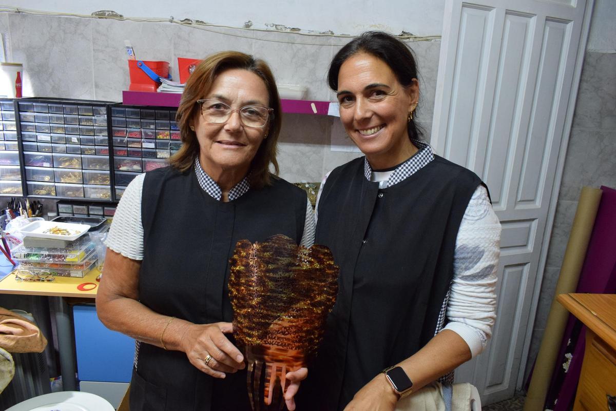 Consuelo Carvajal (i) y su hija, María Coronado, (d) artesanas de las peinetas