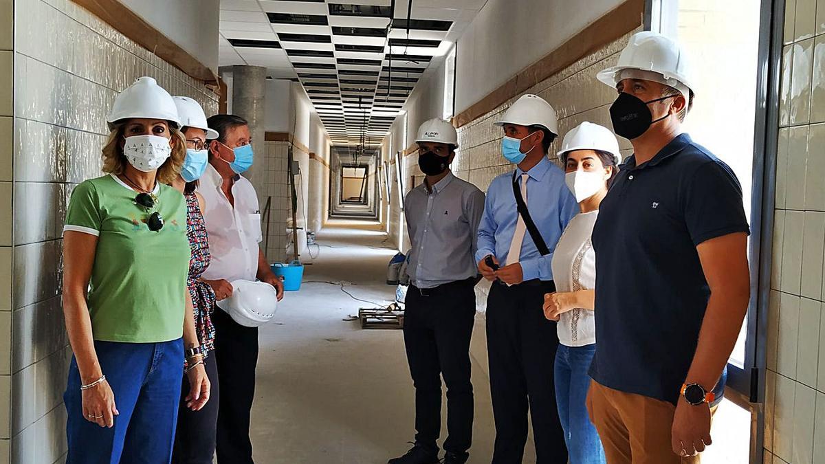 Visita de la delegada de Educación este verano a las obras del nuevo IES en Miralbaida.