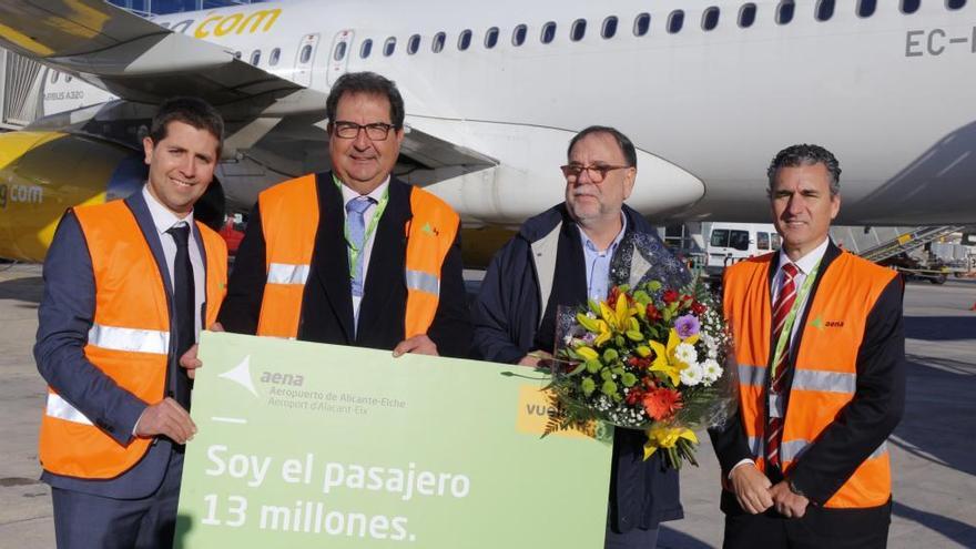 Sergio Óvide, pasajero 13 millones, con barba y un ramo de flores entre el subdelgado Savall y Tomás Melgar, director del aeropuerto