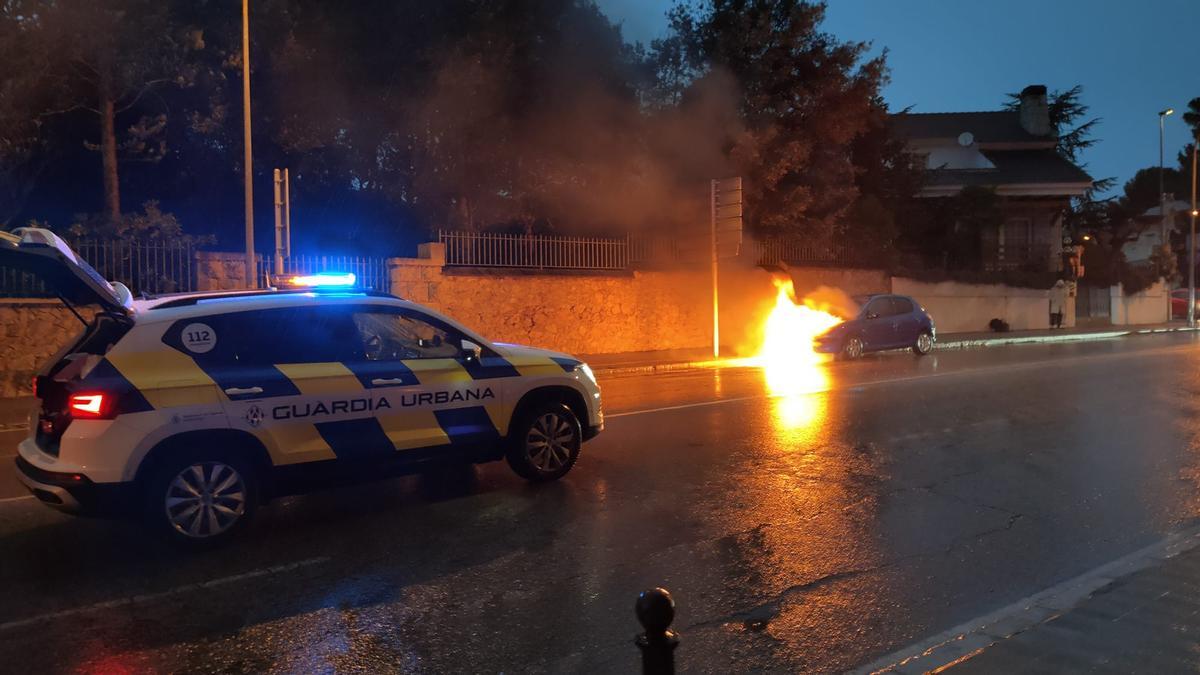 El cotxe, en el moment de l'incendi.