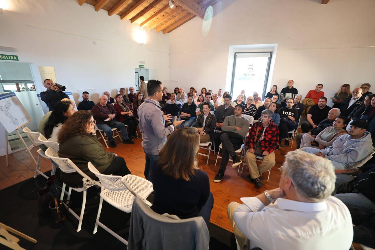 La reunión de los vecinos de sa Real con el alcalde de Ibiza, Rafael Triguero, por el proyecto del aparcamiento