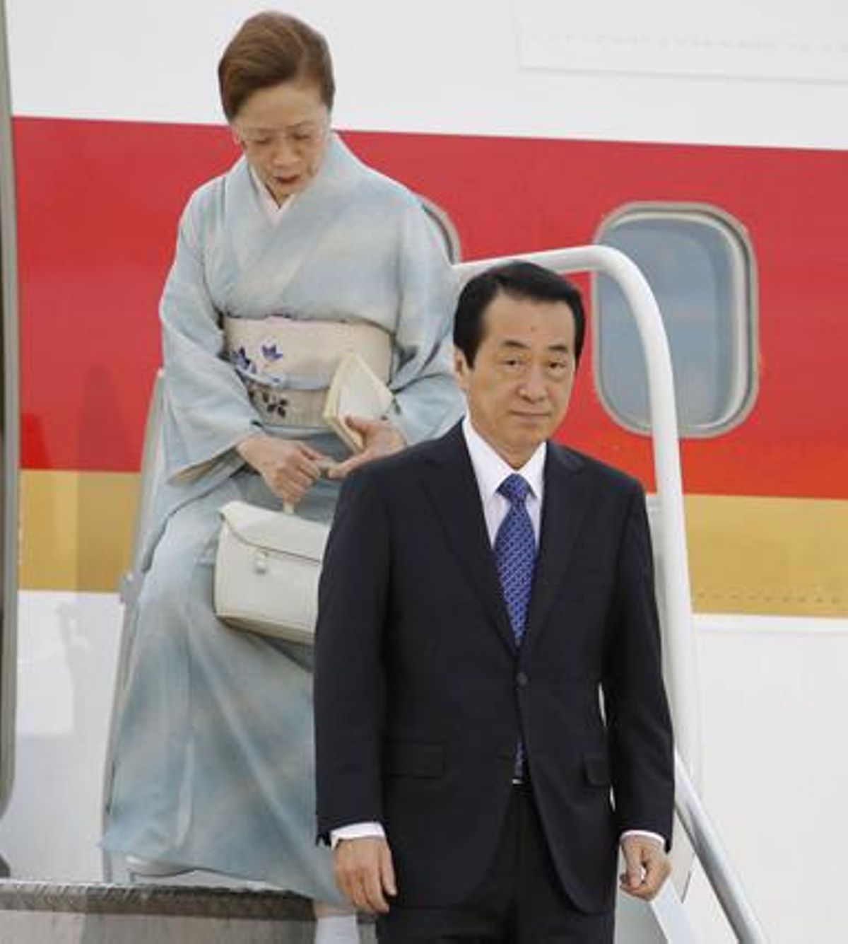El primer ministre del Japó, Naoto Kan, i la seva dona, Nobuko, a l’arribar a l’aeroport de Toronto. La seva visita oficial durarà quatre dies.