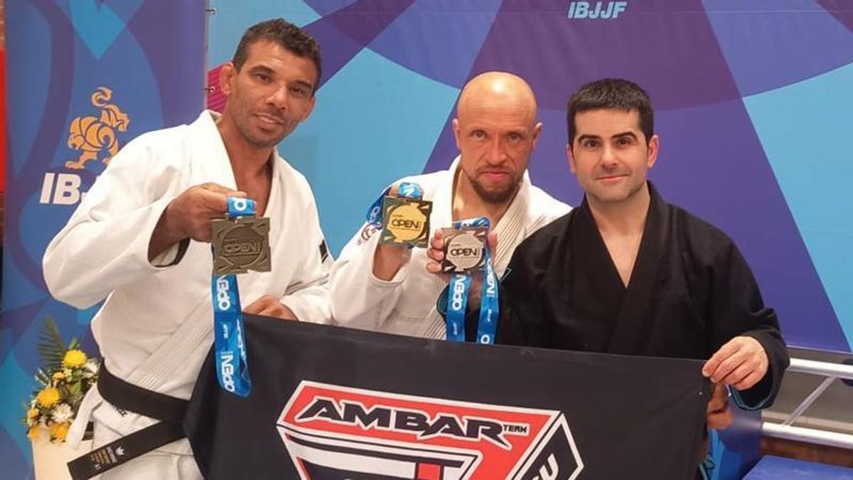 La expedición del Ambar Team posa con sus medallas en Madrid.