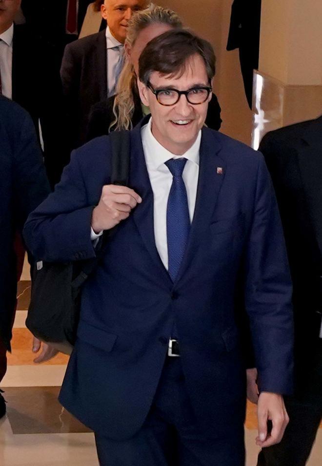 Els catalans confien més en Illa però veuen més ben preparat Puigdemont