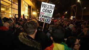 Concentración ante el centro LGTBI que fue atacado la madrugada del domingo.